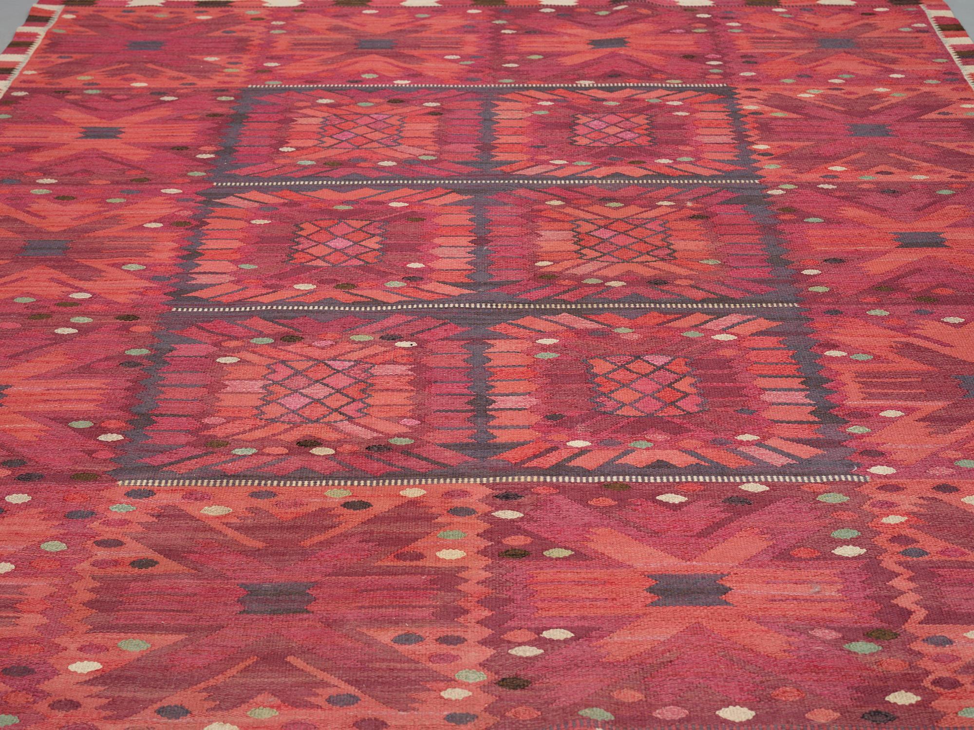 Barbro Nilsson, Matto, "Nejlikan röd", flat weave, ca 320-323 x 251 cm, signed AB MMF BN.