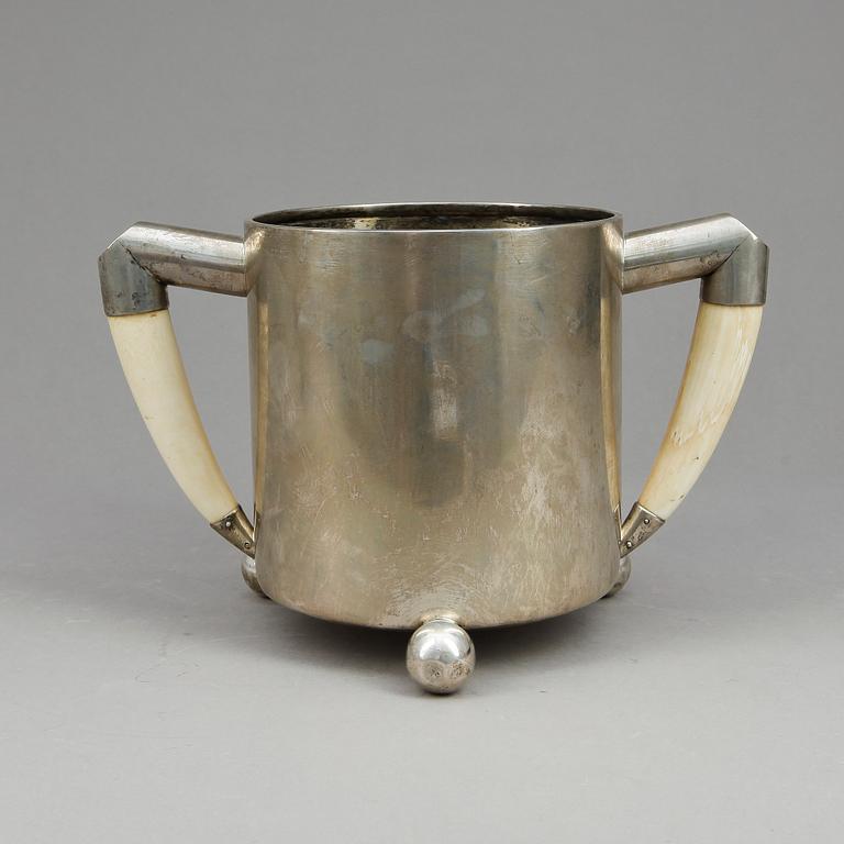 BÄGARE, silver, CG Hallberg, Stockholm, 1900. Vikt ca 1112g.