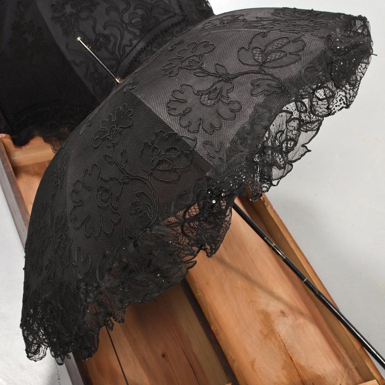 PARASOLLER, 2 st, med LÅDA, 1900-talets första kvartal.