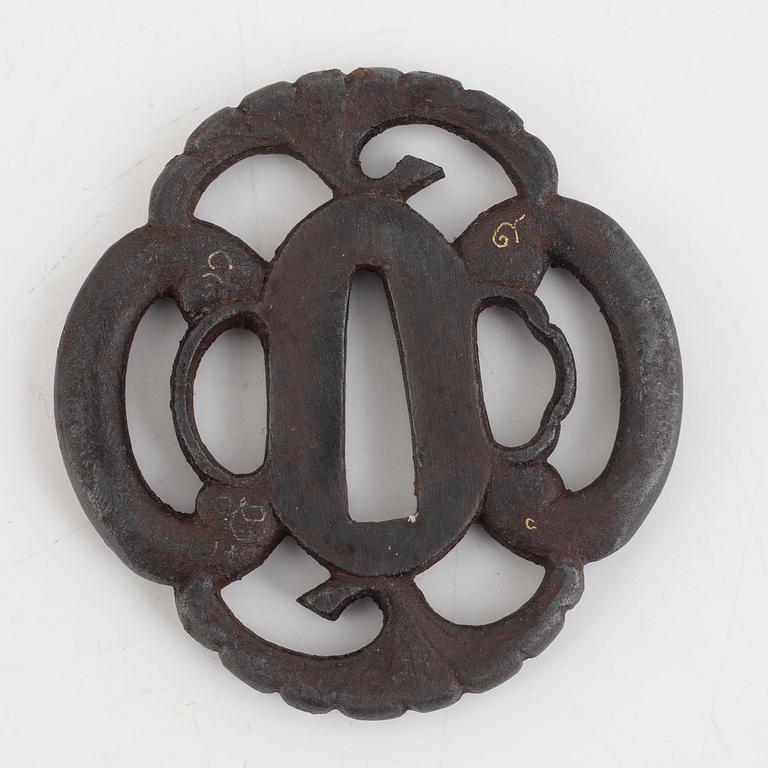Tsuba, fyra stycken i kiri-box, järn och brons, 1700- och 1800-tal.