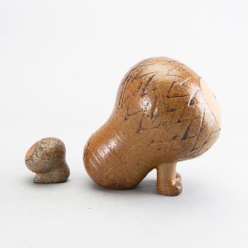 LISA LARSON, 3 pcs, 2 lions and 1 wall relief, Gustavsberg, second half of the 20th century.