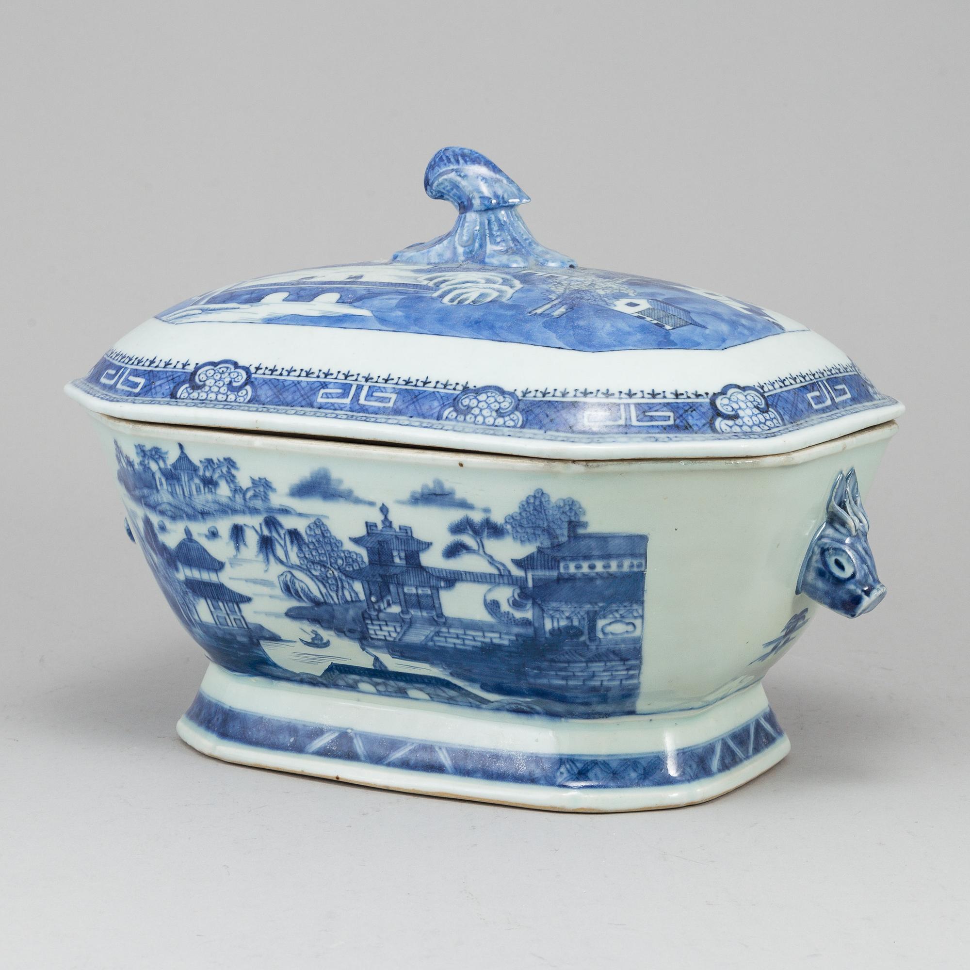 A blue and white tureen with cover, Qing dynasty, Qianlong (1736-95).