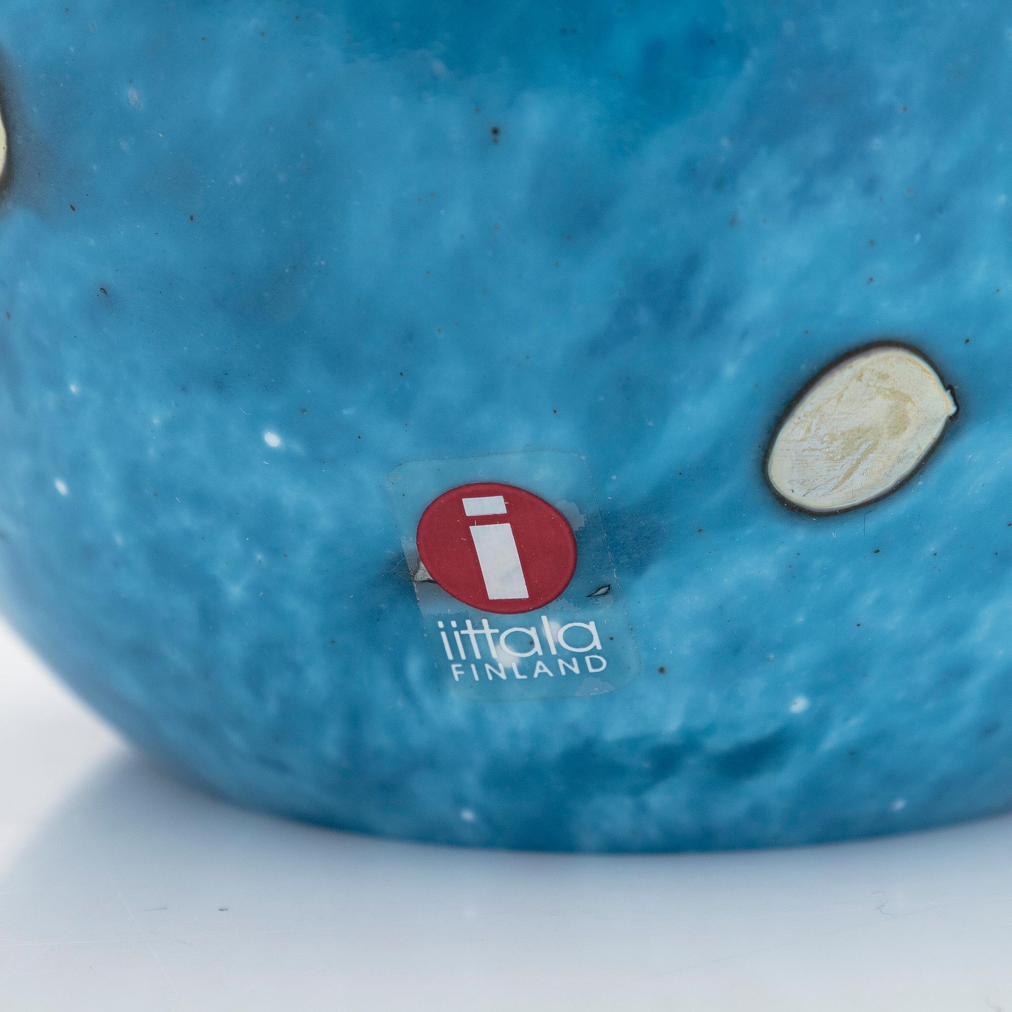 Oiva Toikka, A glass egg, 'Laguunikiwi', signed Oiva Toikka Nuutajärvi Notsjö 31/50.