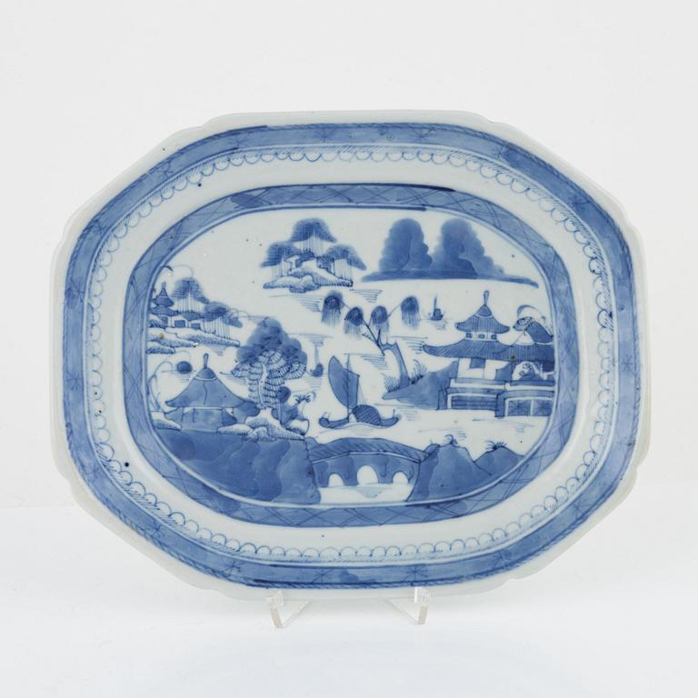 Tallrikar, 7 st, samt stekfat, Kina, Qingdynasti, 1700-1800-tal.