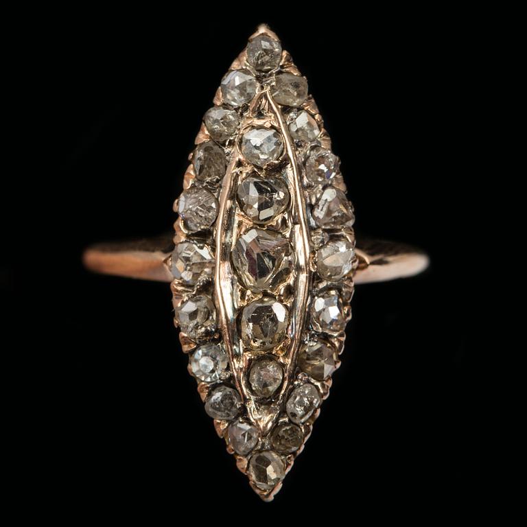 RING, 18 k guld med rosenstenar. Vikt ca 3 g.