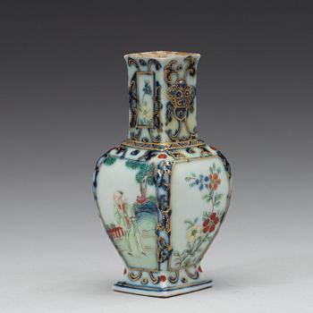 MINIATYRVAS, porslin. Qingdynastin med Jiaqings märke.