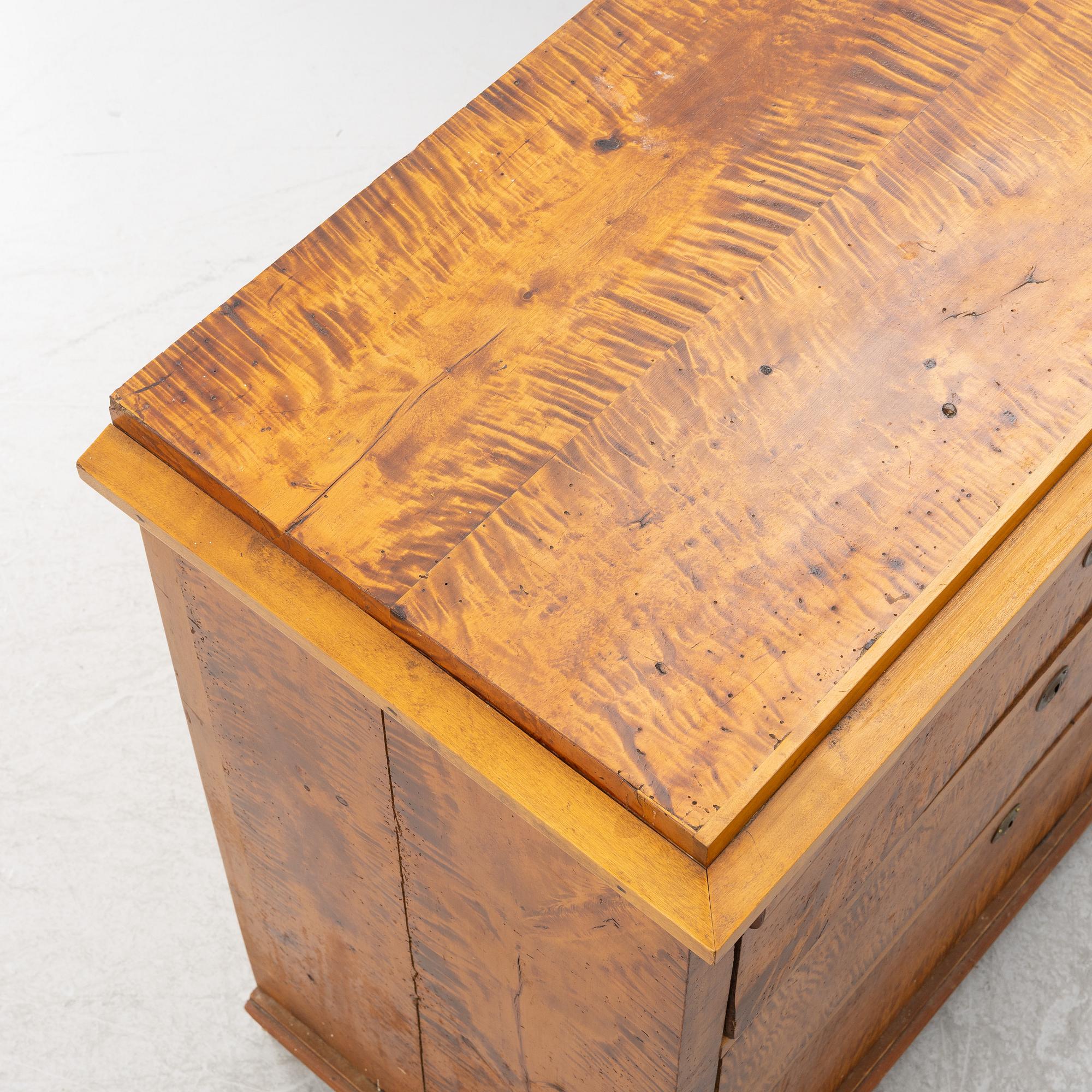 A chest of drawers, 19th century.