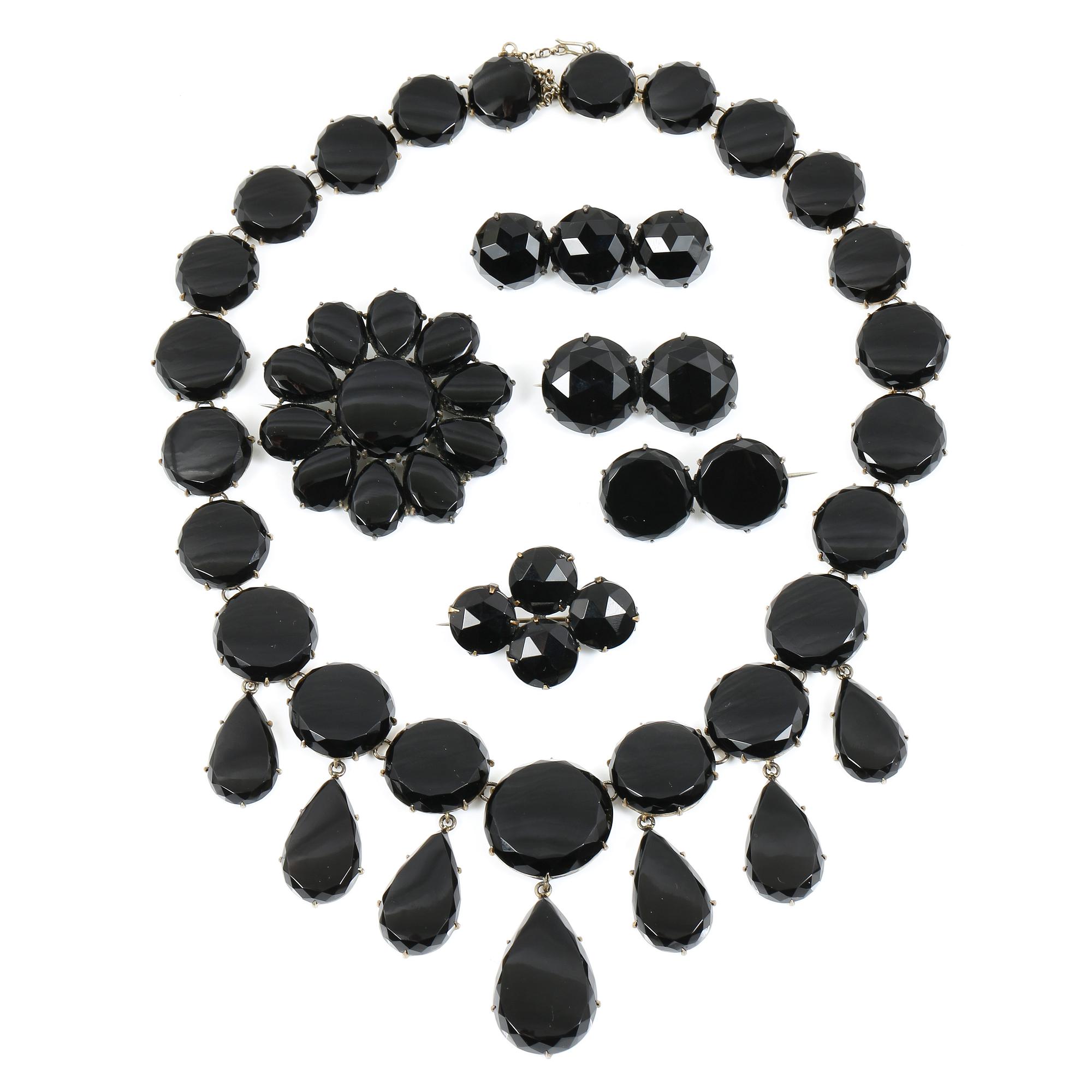 SMYCKEGARNITYR, 6 delar, bla silver med onyx resp jet, 1880-tal till omkring sekelskiftet 1900.