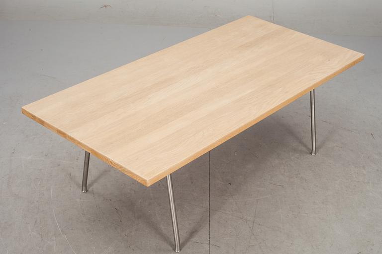 SOFFBORD, Hans J Wegner, Tranekær Furniture för Carl Hansen og Søn, 2004.