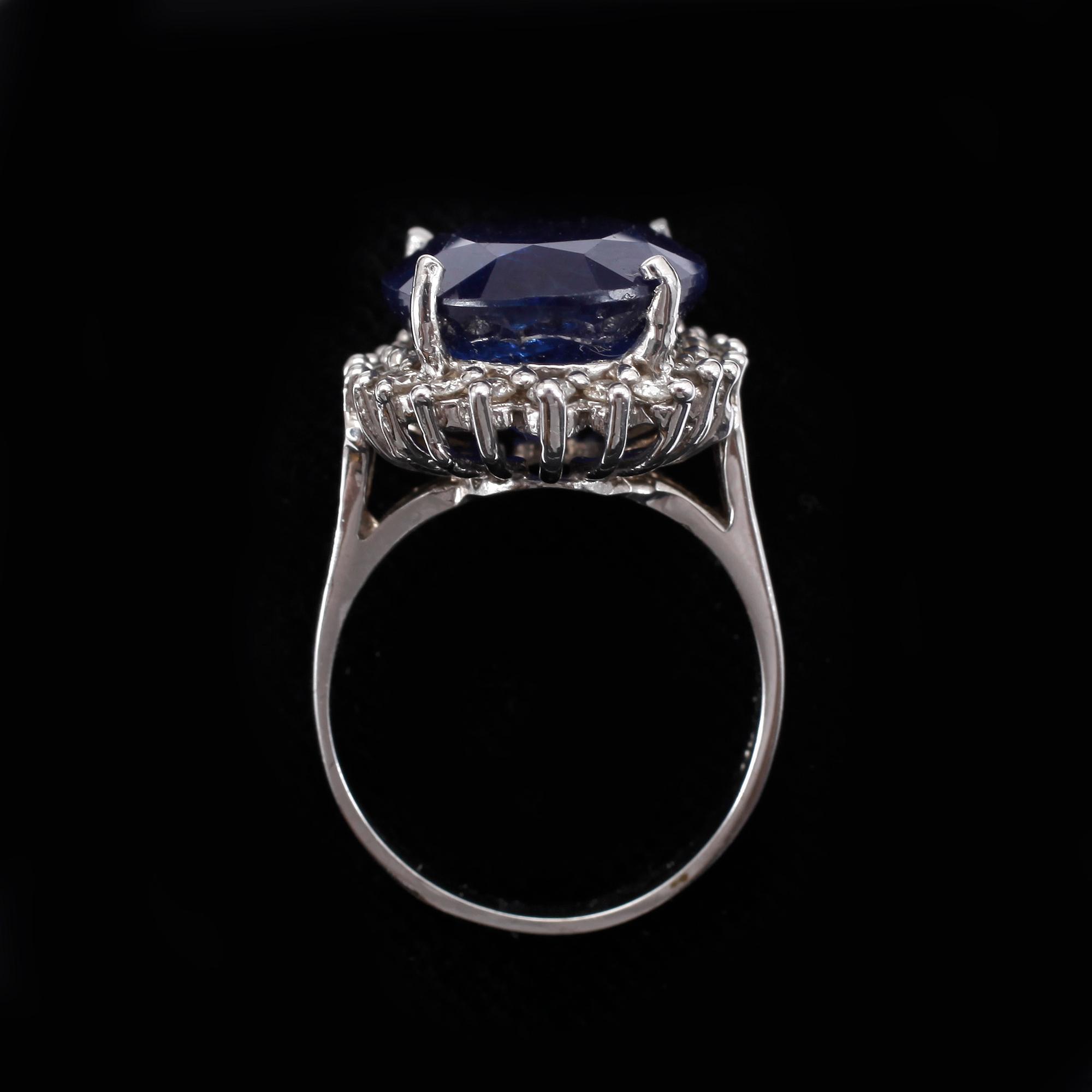 RING, 14k vitguld med syntetisk safir ca16x14mm och briljantslipade diamanter. Vikt 9g.
