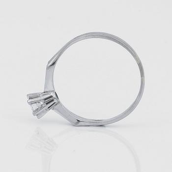 RING, enstenring, 18K vitguld med briljantslipad diamant ca 0,21 ct. Vikt 2,26 g.