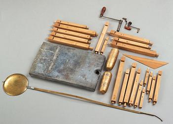 GOLVUR med spelverk, av Peter Strand 1798, med 14 stycken musikrullar. Sengustavianskt.