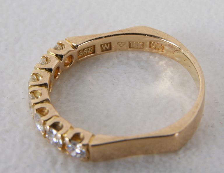 RING, 18K guld med 7 briljanter tot 0,50 WSI enl gravyr.
