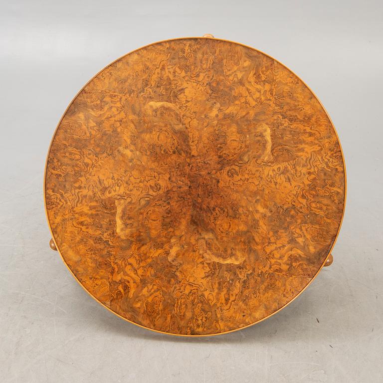 A Josef Frank walnut coffee table nr 2139 for Firma Svenskt Tenn alter part of the 20th century.