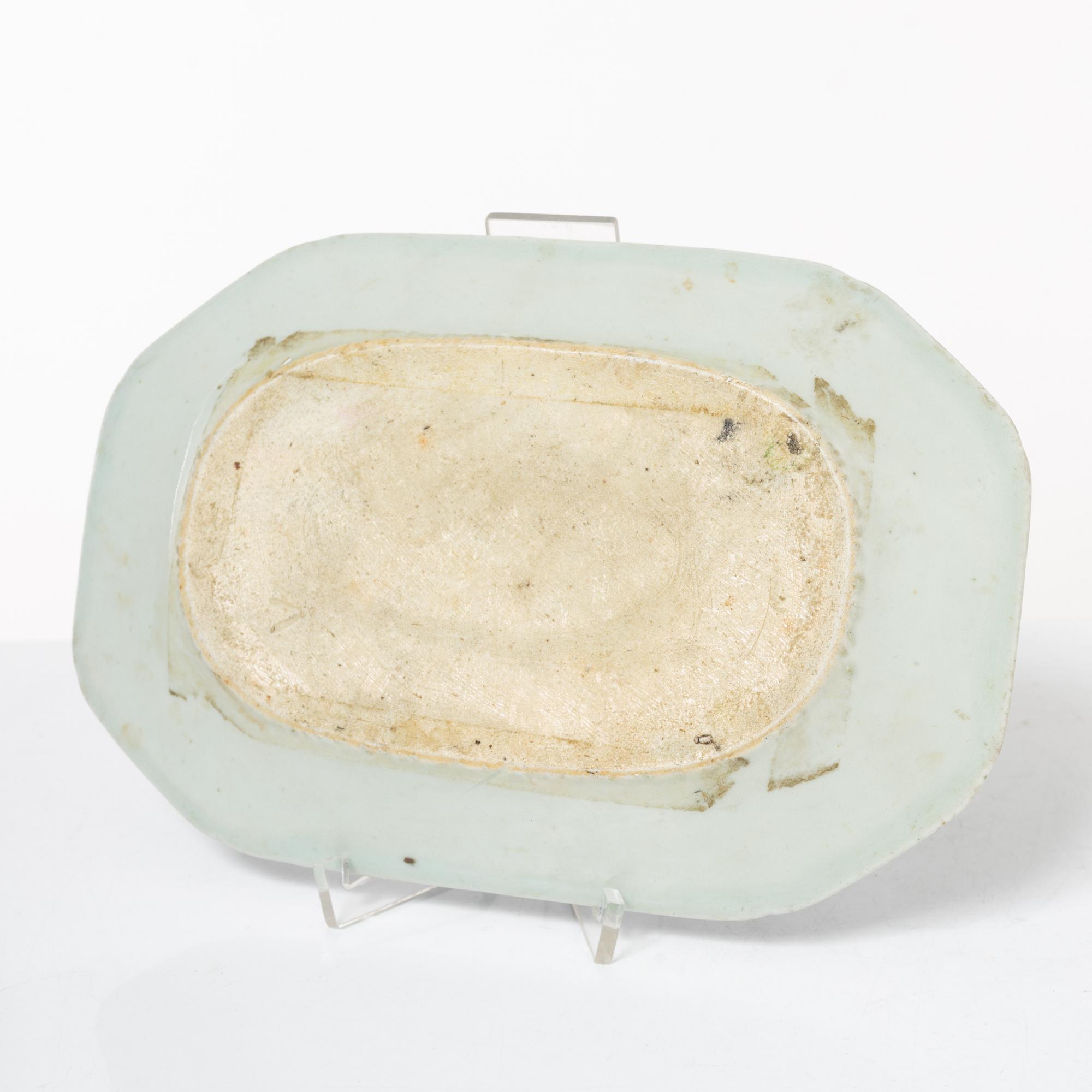 A pair of Chinese blue and white porcelain dishes and two jars, Qing dynasty, 19th century.