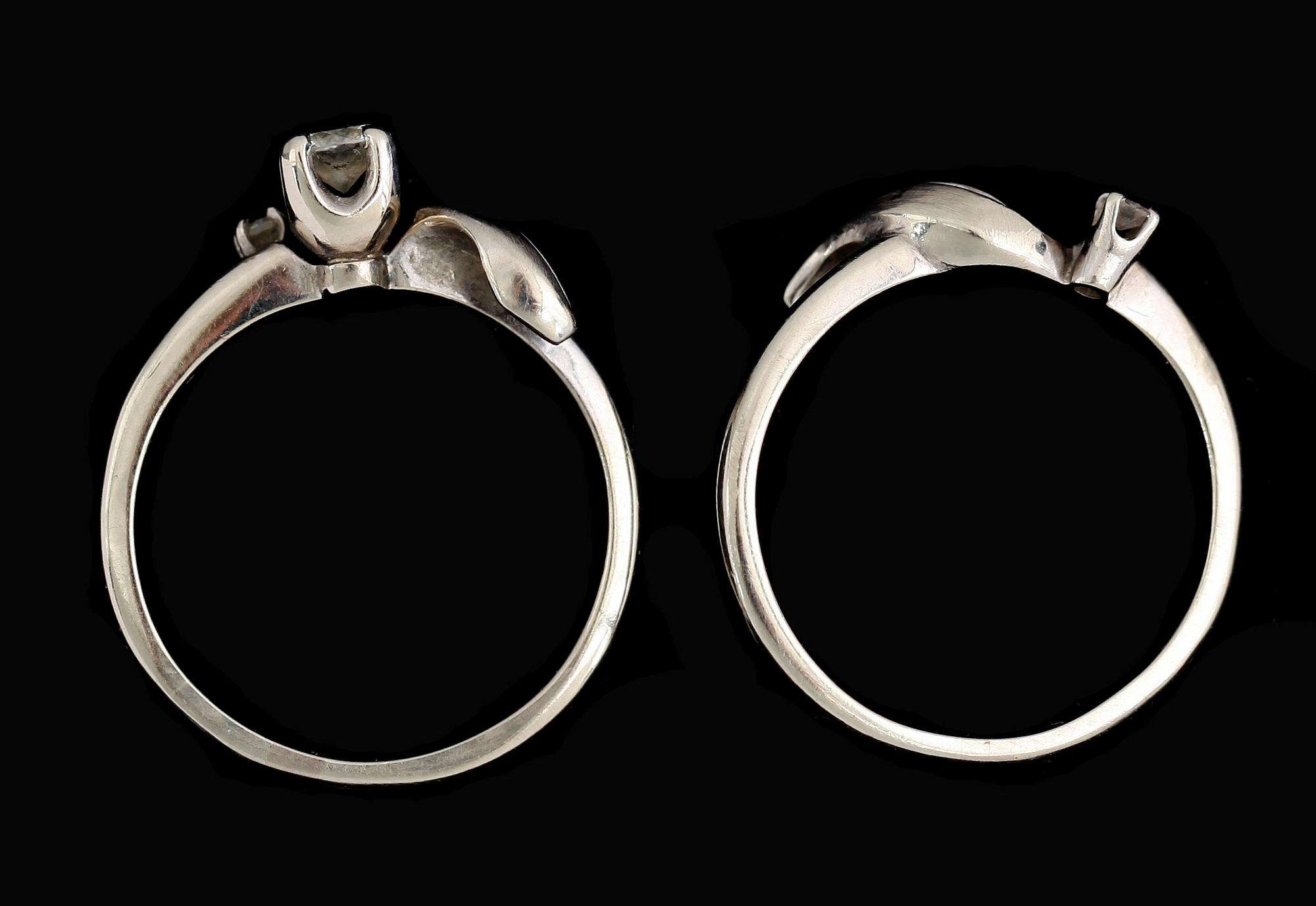 RING, 2 delar, 18 k vitguldmed 1 större och 2 mindre briljantslipade diamanter.