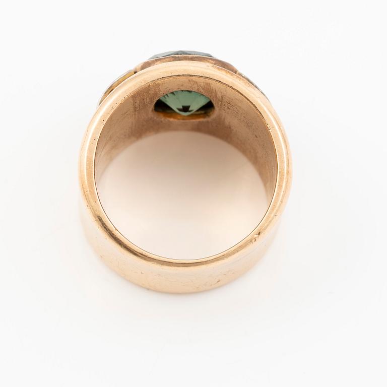 Ring, guld med syntetisk grön sten och briljantslipade diamanter.