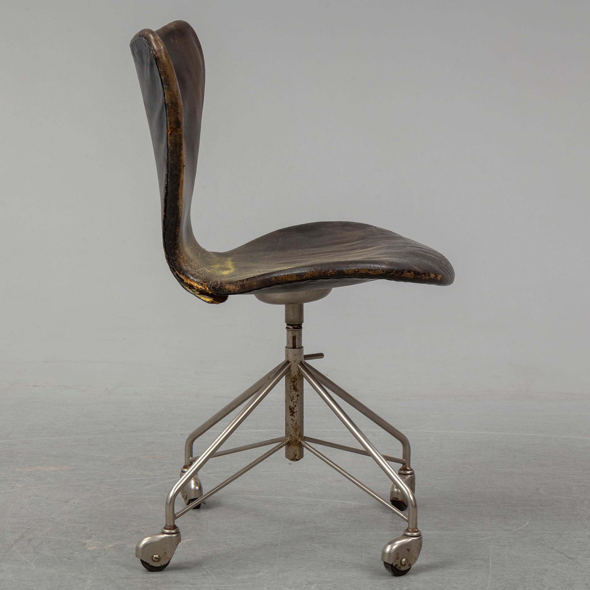 A 'Serie 7' office chair by Arne Jacobsen for Fritz Hansen. Designed 1955.