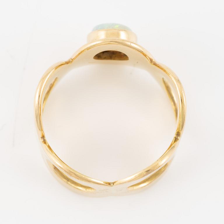 Ring 18K gold with an opal.