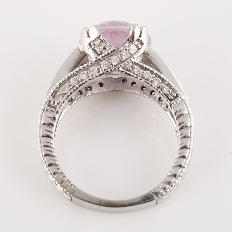 RING, 14K vitguld med b6 riljantslipade diamanter samt ovalsslipad kunzit. Vikt 9,1 gram.