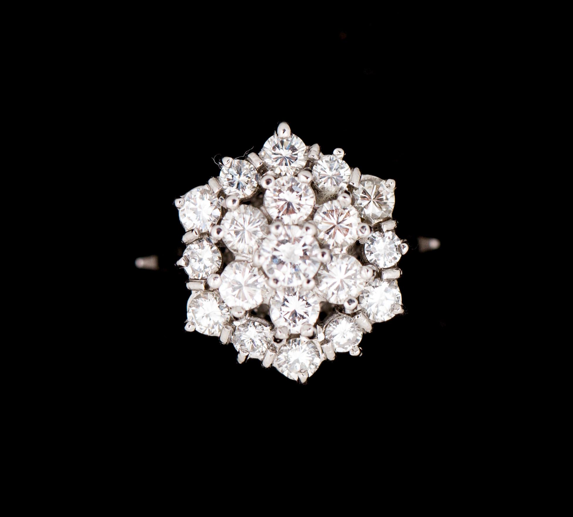 RING, 18 k vitguld med briljantslipade diamanter, enligt gravyr ca 1.24 ct. Vikt ca 4,5 g.