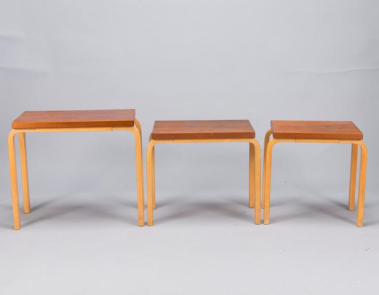 ALVAR AALTO, SARJAPÖYTÄ, 2 osaa,  88A ja 88B  ja SIVUPÖYTÄ, Artek, 1900-luvun puoliväli.