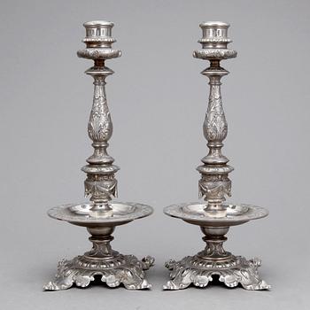 LJUSSTAKAR, vitmetall, ett par, nyrenässans, 1800-talets slut.