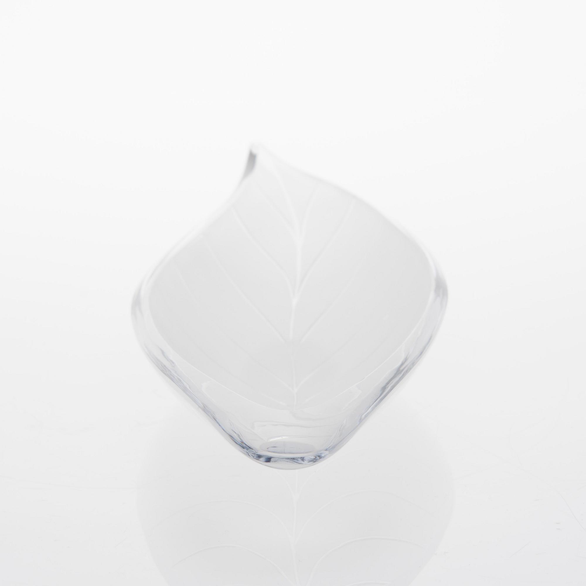 AIMO OKKOLIN, DISH. Leaf. Signed Aimo Okkolin, Riihimäen Lasi Oy. C. 1960.