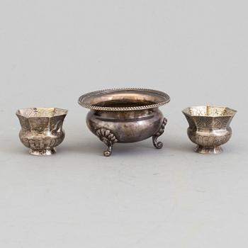 A silver saltcellar and two cups. Russia, 18/19th century.