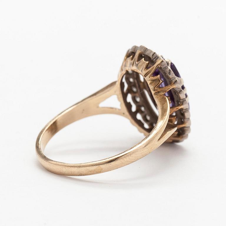 Ring, 14K guld, diamanter, syntetisk korund.