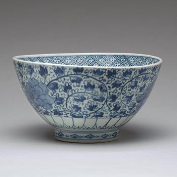 A blue and white bowl, Japan, Edo period (1603-1868).