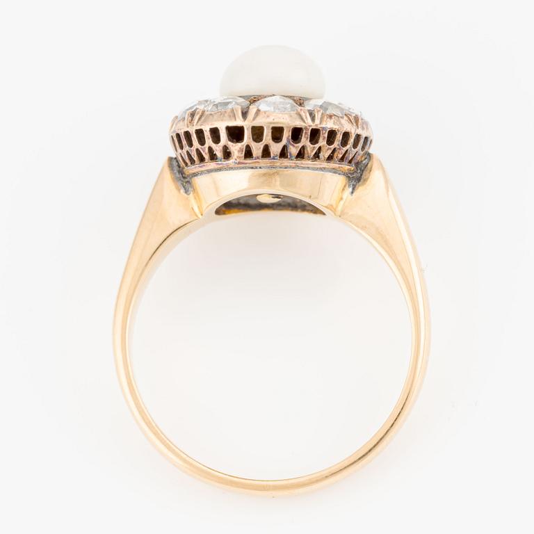 Ring in 18K gold carmosé with rose stones and a pearl.