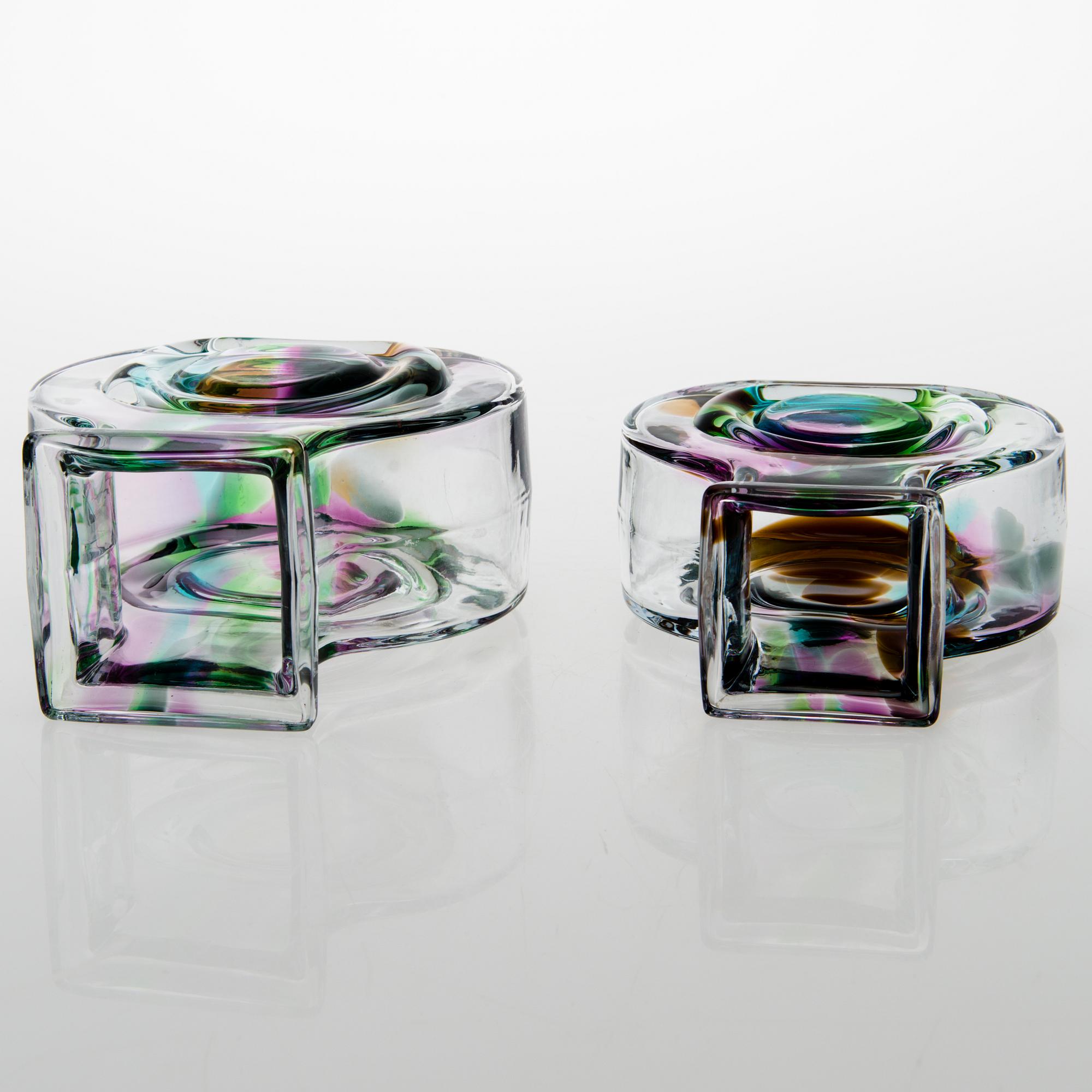 HELENA TYNELL, vaser, 2 st signerade Riihimäen Lasi Oy, Helena Tynell.