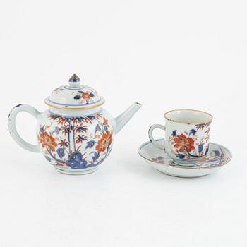 A Chinese imari export porcelain teapot and five cups with saucers, Qing dynasty, Qianlong  (1736-95).