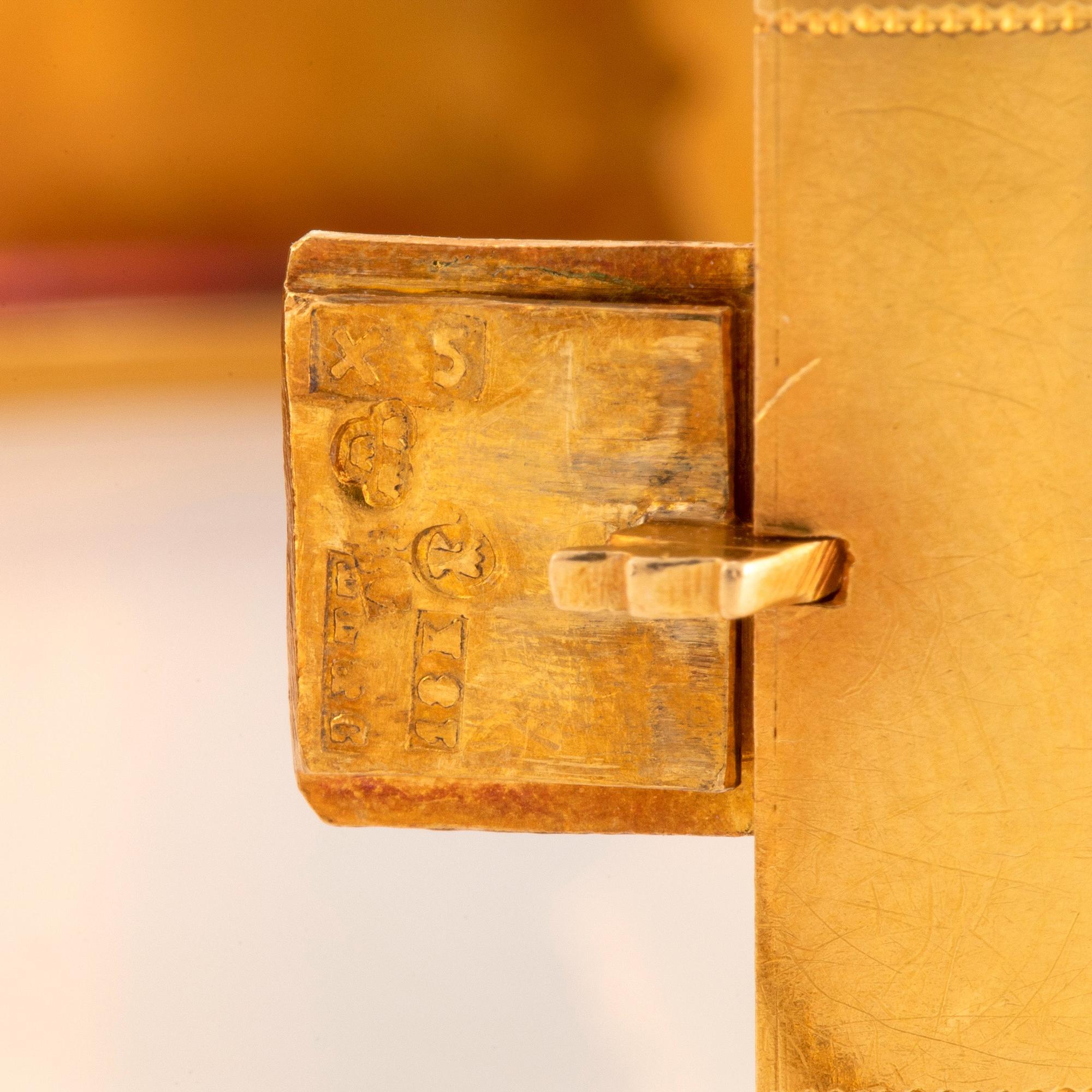 Armring 18K guld med en fasettslipad safir.