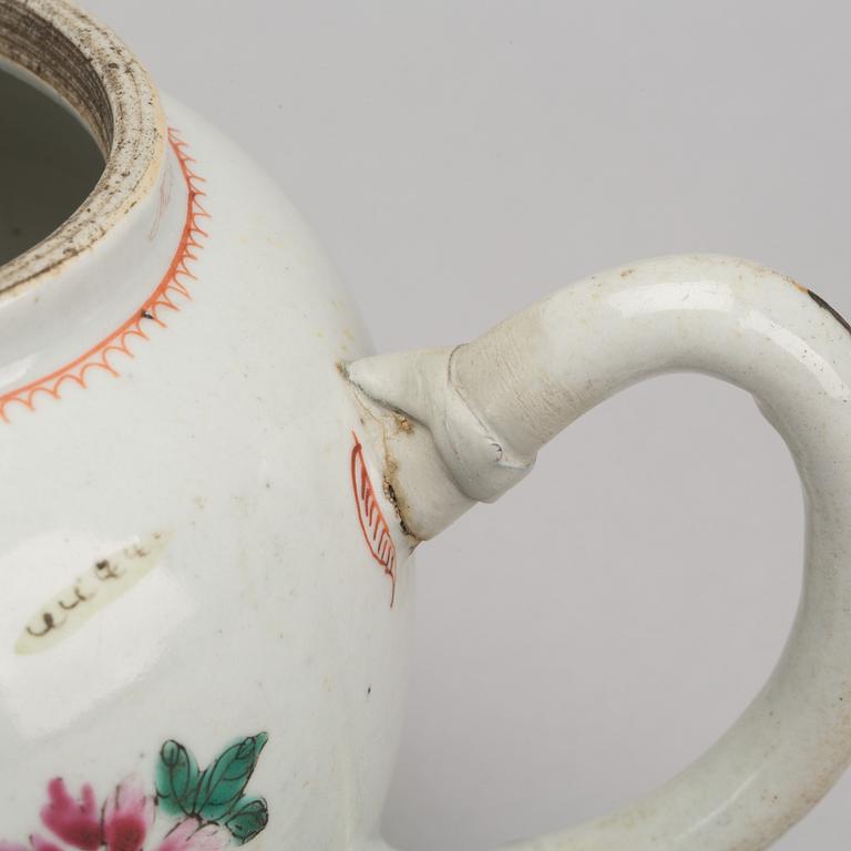 A chinese porceain teapot. 18th century.