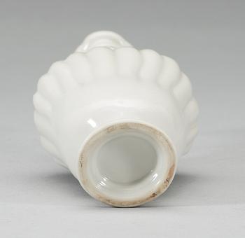 A blanc de chine vase, Qing dynasty, Kangxi (1662-1722).