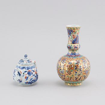 A porcelain tea pot and vase from China, 18th century.