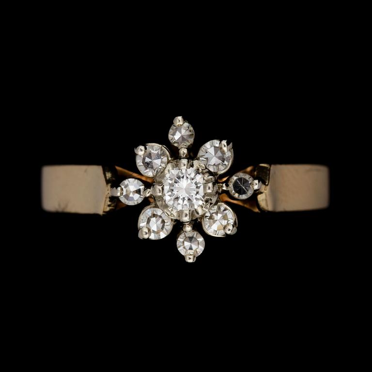 RING, 14K guld med briljantslipade diamanter, tot ca 0,35 ct. Vikt 2,7 g.