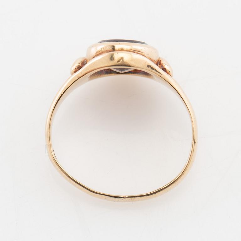 Ring 18K guld med en ovalt slipad granat.