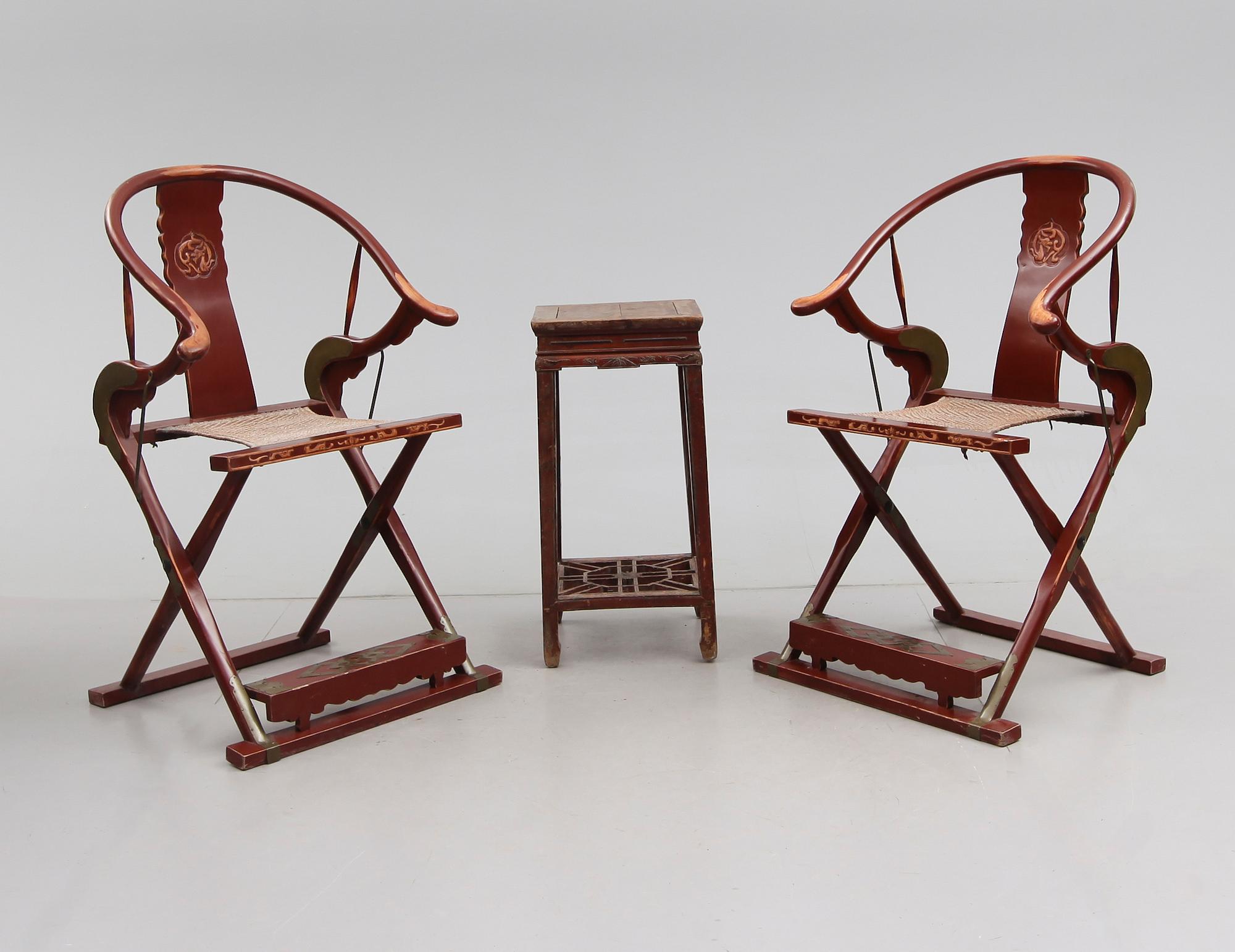 KARMSTOLAR, 1 par samt BORD, orientaliska, samtida.