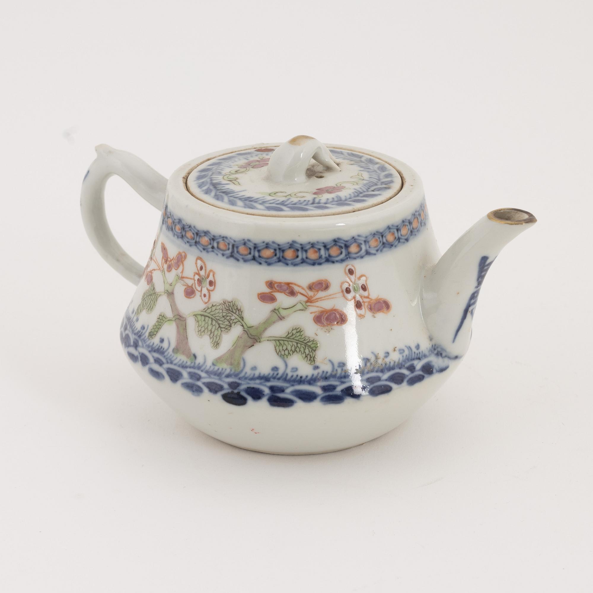 A set of two serving dishes and a teapot, 19th/20th century.
