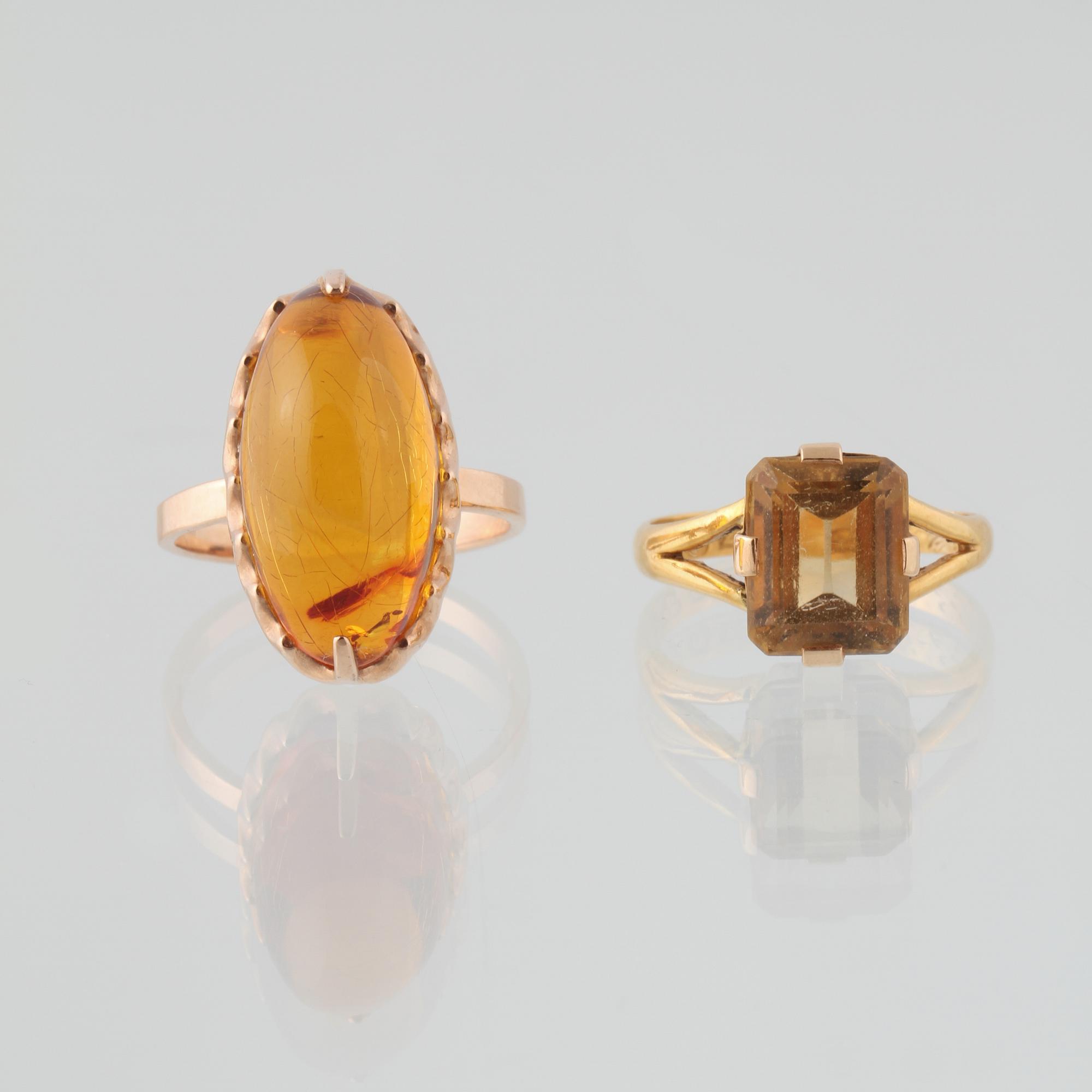 RINGAR, 2 st, 14 respektive 23K guld med fasettslipad citrin respektive cabochonslipad syntetisk sten. Vikt 8,1 gram.