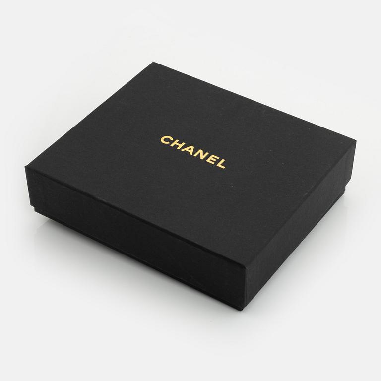 Chanel, a pair of gold tone clip-on earrings.