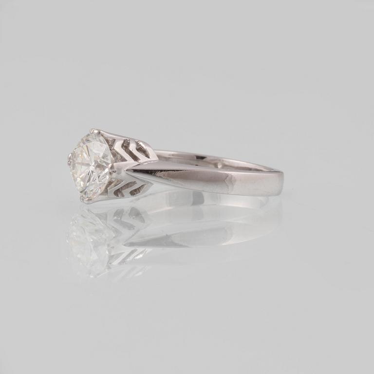 RING, 18K vitguld med briljantslipad diamant 1.52 ct. Vikt 5,9 gram.