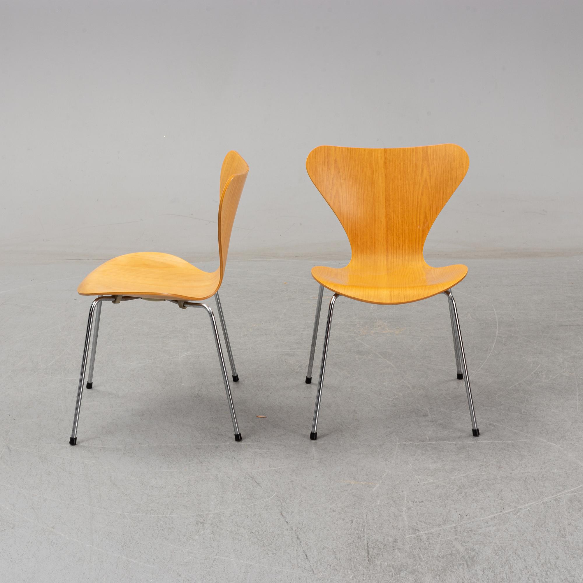 Arne Jacobsen, stolar, 8 st "Sjuan" för Fritz Hansen Danmark, 1988.