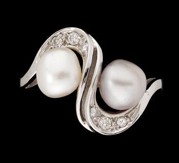 671. RING, 2 orientaliska pärlor med briljantslipade diamanter.