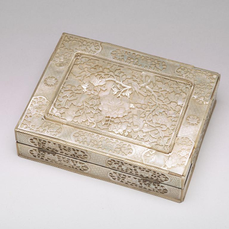 A mother of pearl inlayed box with cover, Qing dynasty, circa 1800.