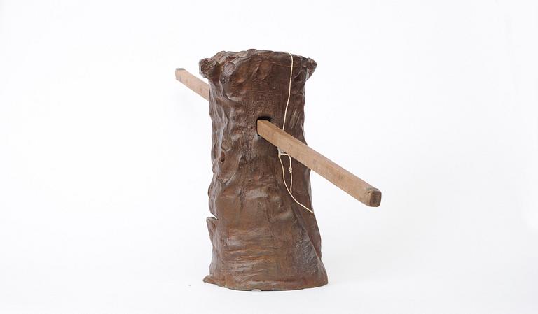 ERIK DIETMAN. Skulptur i bron m trälinjal. Utförd omkring 1991.