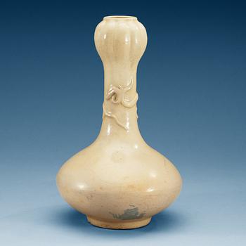 A white glazed vase, Qing dynasty, 17/18th Century.